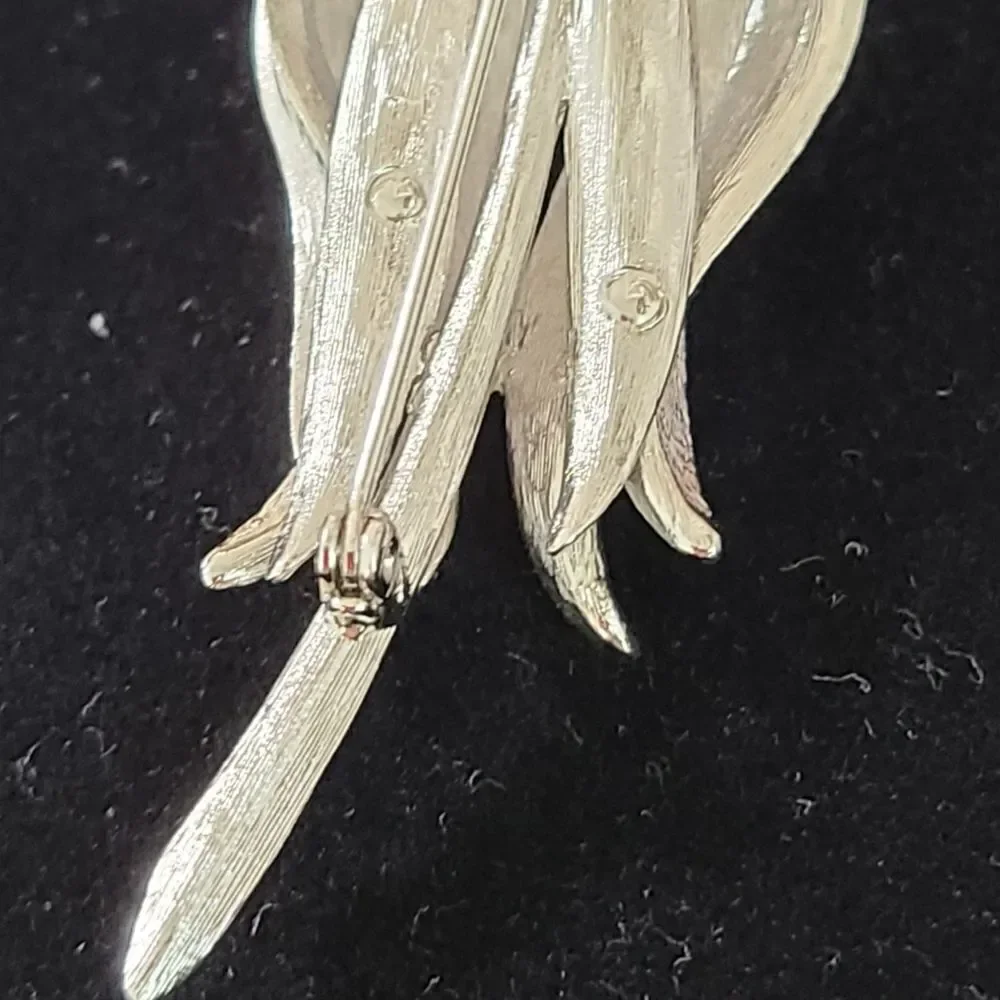 Vintage Droopy Daisy Brooch
